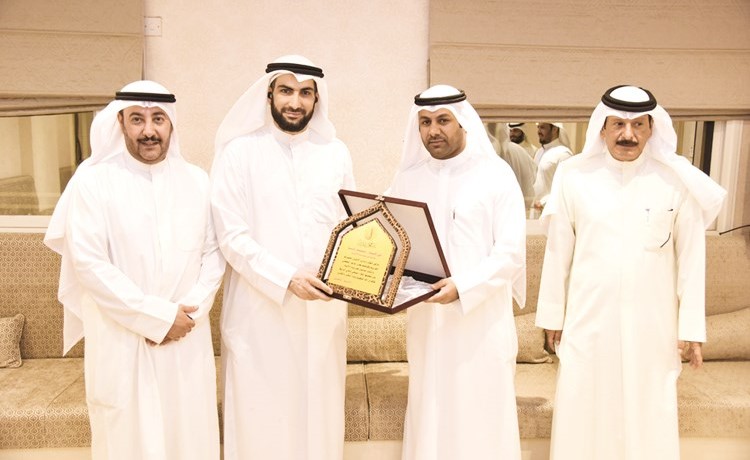 محمد المطيري يسلم تكريم الأنباء الى الزميل محمد راتب ﻿