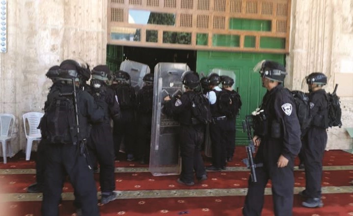 جنود الاحتلال يقتحمون المصلى القبلي في المسجد الأقصى     (إنترنت)﻿