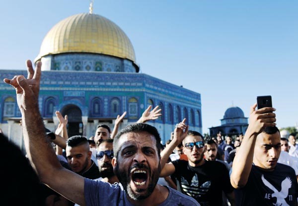بالفيديو.. الاحتلال يحول الأقصى إلى «ثكنة» والغزاويون يشعلون  الحدود في جمعة «أطفالنا الشهداء»