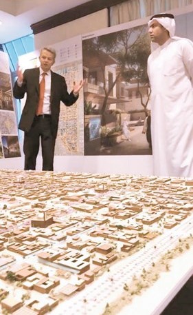 م.ناصر خريبط مستمعا لعرض ممثل المصمم العالمي للمشروع﻿
