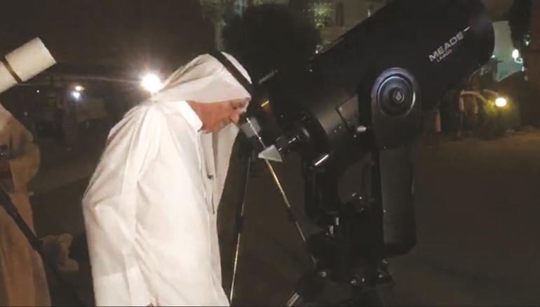 الخبير الفلكي عادل السعدون يرصد الخسوف عبر التلسكوب﻿