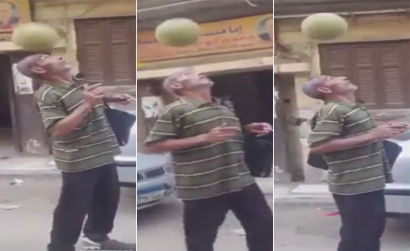 فيديو لمصري خمسيني يداعب الكرة برأسه بطريقة عجيبة