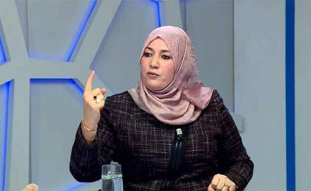 بالفيديو.. برلمانية جزائرية تثير الجدل بمقارنة نفسها مع رئيسة كرواتيا: لا أحتضن اللاعبين لكني صديقة للكل