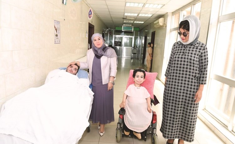 د. فاطمة الملا مع عدد من أبناء المركز الطبي﻿