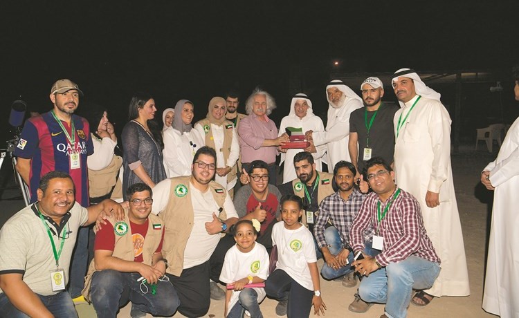 سامية حمد السعيدان وفريق الأيادي الخضراء يقدمون درعا للفلكي عادل السعدون في مرصد الفنطاس- (قاسم باشا)﻿