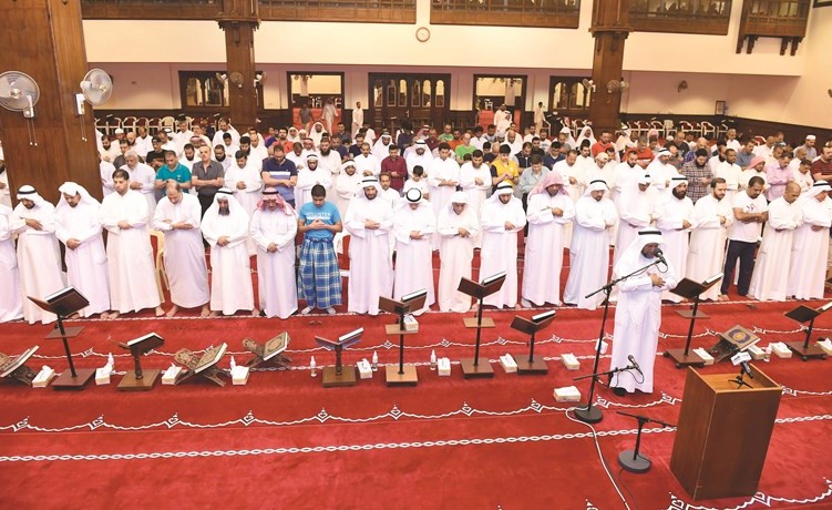 جانب من صلاة الخسوف في أحد مساجد الكويت الليلة قبل الماضية -(متين غوزال)﻿