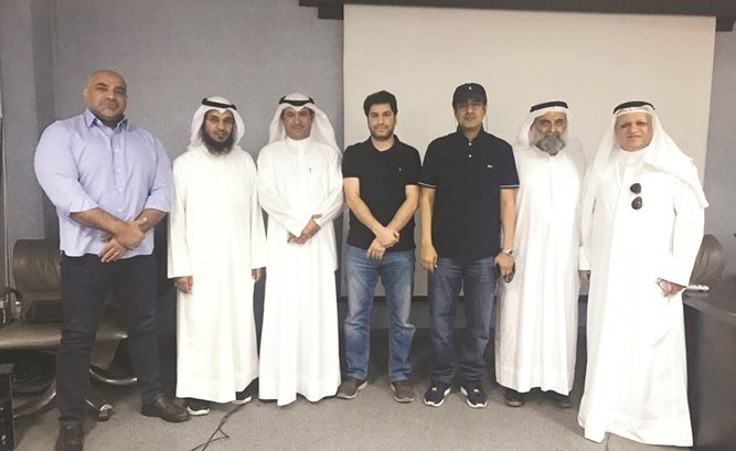  مغير الشمري ود.عبدالرحمن المطيري ود.شجاع العنزي ود.محمد الكندري مع فريق الخدمات﻿