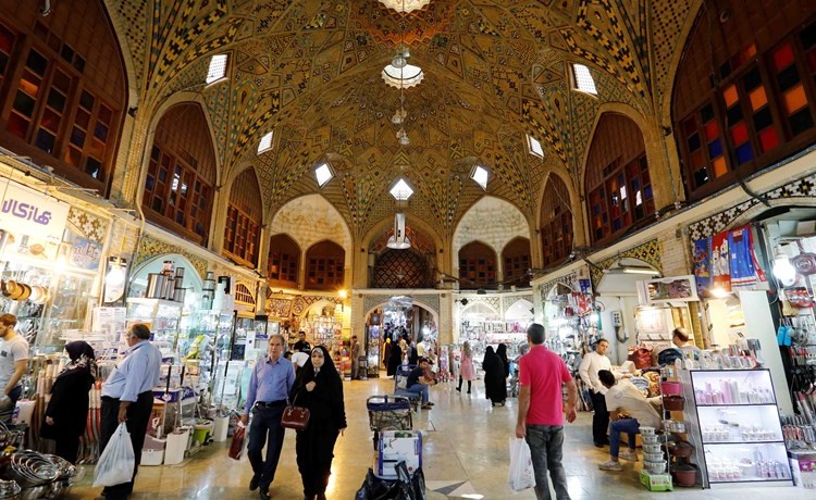 ايرانيون يتسوقون في بازار طهران الكبير الذي كان مسرحا للاضراب والاحتجاجات قبل اسابيع	(أ.ف.پ)﻿