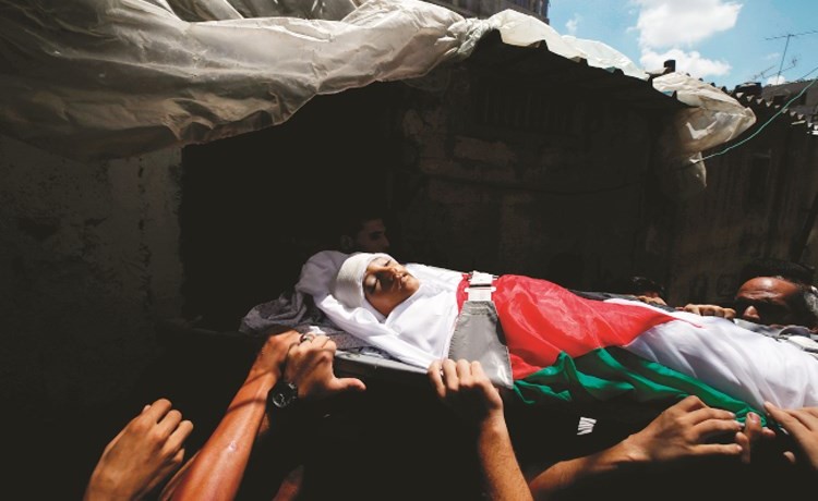فلسطينيون يشيعون الطفل مجدي السطري أحد الثلاثة الذين استشهدوا برصاص الاحتلال الاسرائيلي في غزة	(رويترز)﻿