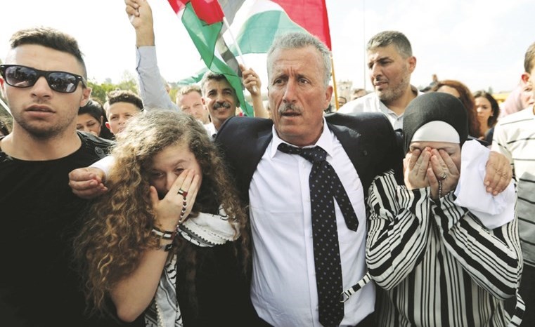 عهد التميمي ووالدتها عقب الافراج عنهما بصحبة والدها أمس	 (رويترز) ﻿