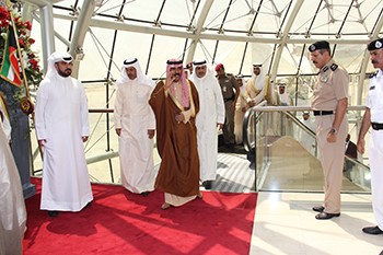سمو ولي العهد الشيخ نواف الأحمد محييا مودعيه على أرض المطار لدى مغادرته ﻿