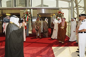سمو ولي العهد لدى مغادرته أرض الوطن ﻿