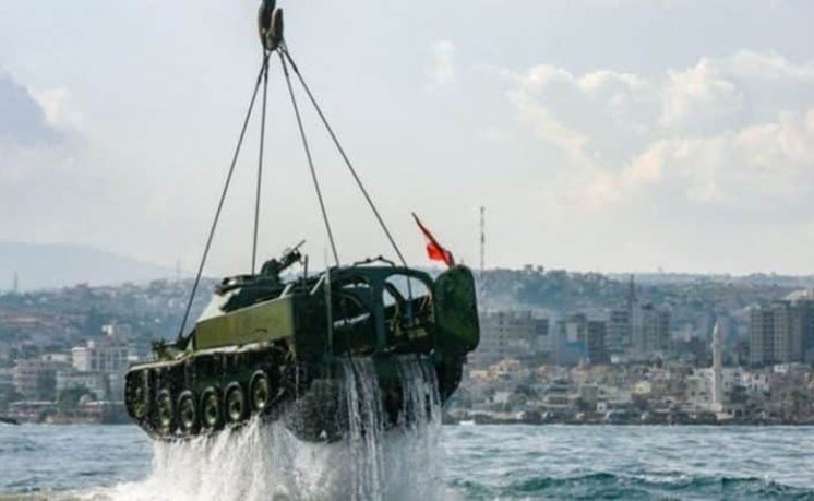 شاهد.. لماذا يرمي لبنان دباباته في البحر؟.. فرانس برس تكشف السر