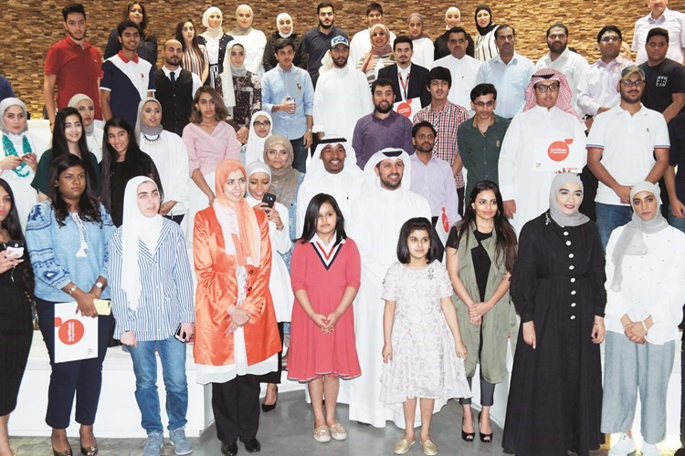 صورة جماعية أثناء حفل تكريم متطوعي نعين ونعاون﻿