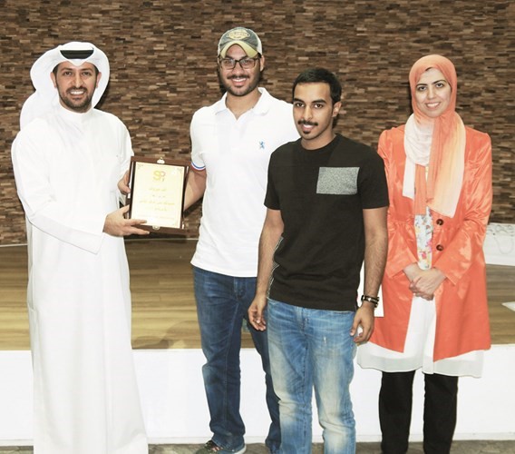 تكريم أحد المشاركين﻿