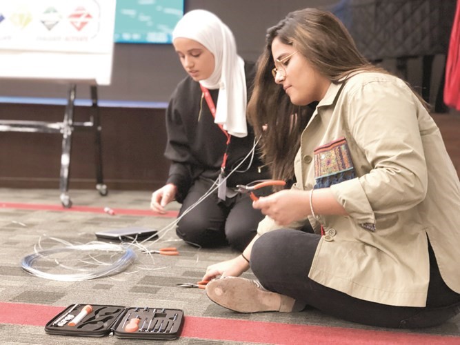 طالبتان خلال إحدى التجارب العملية﻿