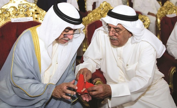 اللواء فهد الفهد يعرض للوزير عادل الخرافي بعض اللؤلؤ﻿