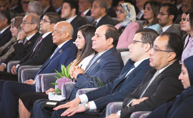التأثر باديا على الرئيس السيسي لدى متابعته مداخلة مواطنة أثناء حضوره إحدى جلسات مؤتمر الشباب أمس ﻿