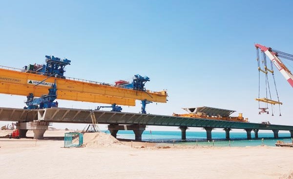 وضع آخر قطعة في جسر الشيخ جابر وصلة الصبية