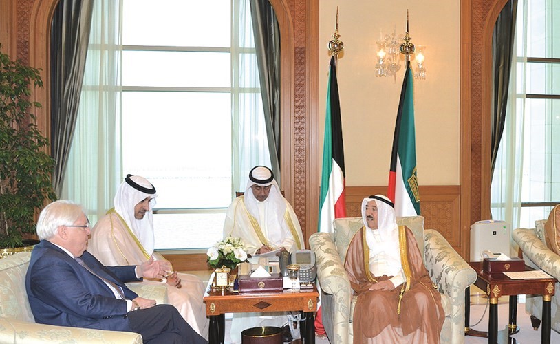 صاحب السمو الأمير الشيخ صباح الأحمد مستقبلا الشيخ صباح الخالد ومارتن غريفيث ﻿