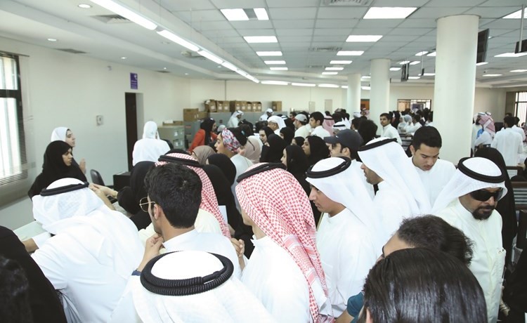 حشود من الطلبة وأولياء أمورهم لم يجدوا تجاوبا من مسؤولي الهيئة للرد على استفساراتهم -(زين علام)﻿