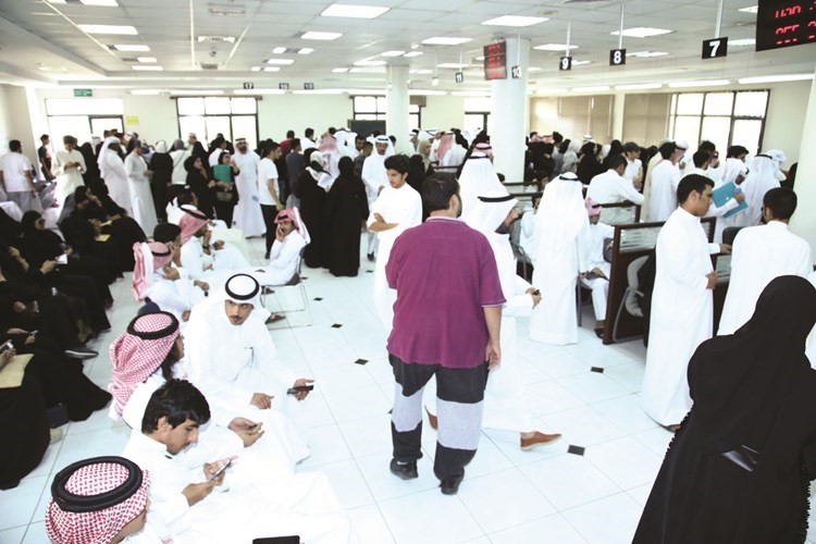 ازدحام في صالة 7 بمبنى التطبيقي احتجاجا على عدم القبول في الرغبات الأولى﻿