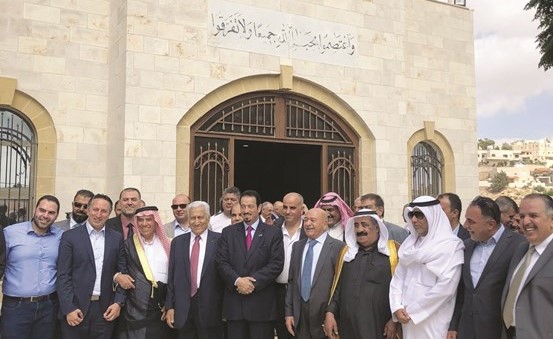 السفير د.حمد الدعيج متوسطا بعض وجهاء العشائر	﻿