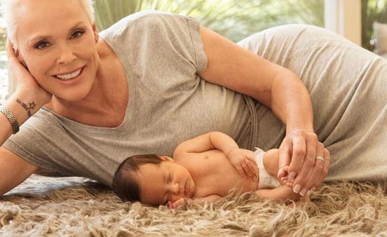 ممثلة خمسينية تضع مولوداً وتثير جدل الإنجاب المتأخر!