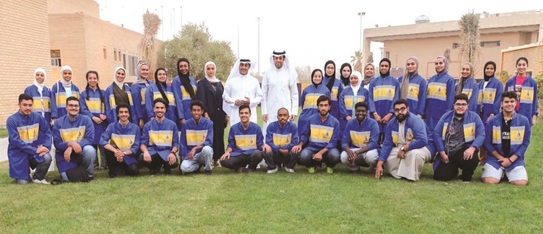 رئيس مجلس إدارة النادي العلمي طلال جاسم الخرافي ومراقب تدريب الطلبة في برنامج إعادة الهيكلة طارق الكندري مع الطلبة والطالبات المشاركين في برنامج التوظيف