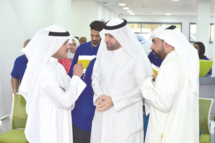 حديث بين طلال جاسم الخرافي وطارق الكندري وعبدالله العمر