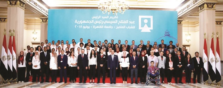 الرئيس السيسي في صورة جماعية مع المكرمين في المؤتمر الوطني السادس للشباب ﻿