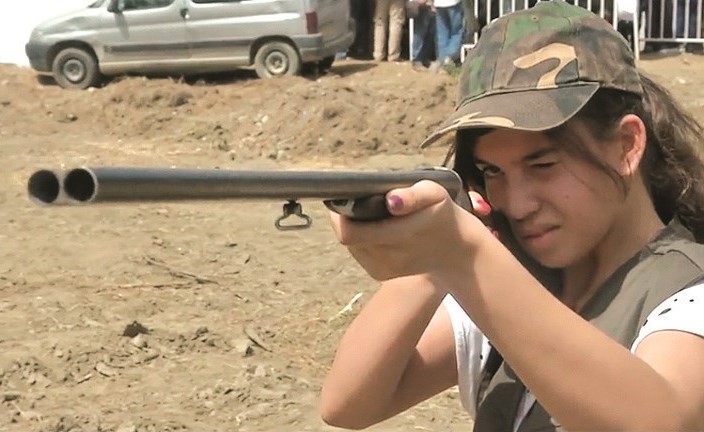 جزائرية خلال تعلمها مهارة التصويب ﻿