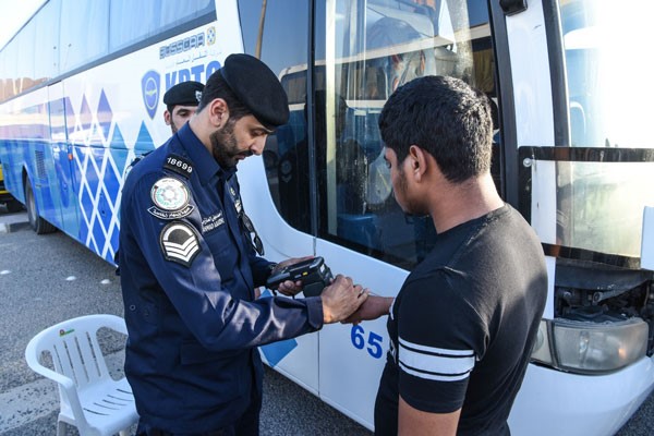 حملة أمنية تفتيشية موسعة على منطقة جليب الشيوخ تسفر عن التدقيق على 927 شخصاً