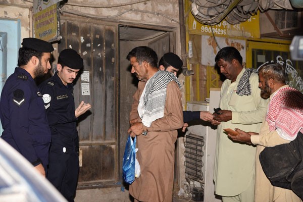 حملة أمنية تفتيشية موسعة على منطقة جليب الشيوخ تسفر عن التدقيق على 927 شخصاً
