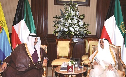 صاحب السمو الأمير الشيخ صباح الأحمد مستقبلا سمو الشيخ ناصر المحمد﻿