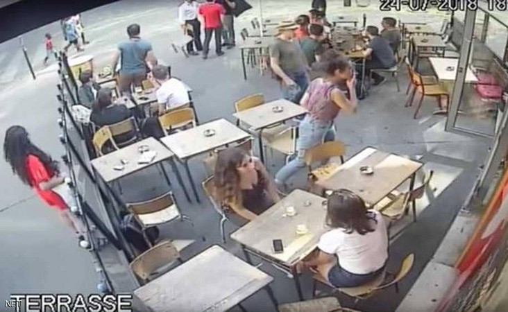 بالفيديو.. صدمة وغضب في فرنسا.. مُتحرش يصفع فتاة أمام مقهى!