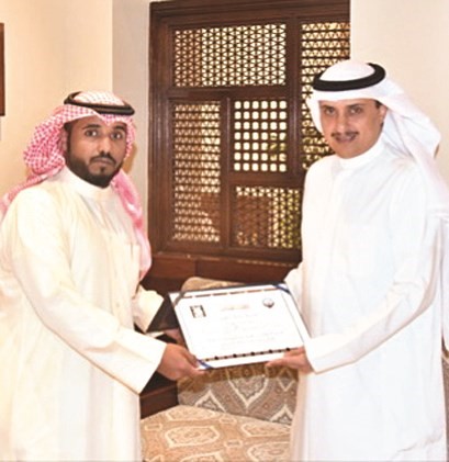  ﻿م. احمد المنفوحي مكرما احد اعضاء فريق بلدية الفروانية﻿