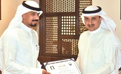 ﻿المنفوحي يهدي موظفا شهادة تقدير﻿
