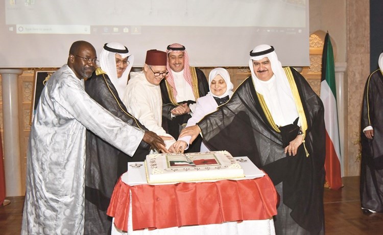 هند الصبيح ومبارك الخرينج والشيخ فيصل الحمود وثابت المهنا وعبدالأحد إمباكي يشاركون السفير جعفر حكيم قطع كعكة الاحتفال﻿