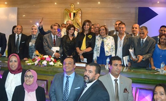 صورة جماعية لوزيرة الهجرة نبيلة مكرم مع مجموعة من المصريين بالخارج في ختام منتداهم الأول بالقاهرة ﻿