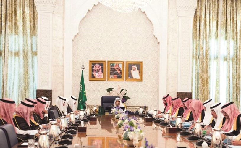 خادم الحرمين الشريفين الملك سلمان بن عبدالعزيز مترئسا جلسة مجلس الوزراء أمس	(واس) ﻿