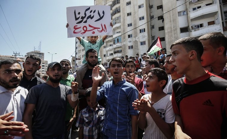  موظفو الأونروا وعائلاتهم خلال تظاهرة امام مقر الوكالة في غزة للتنديد بتسريحهم من العمل	(رويترز)﻿