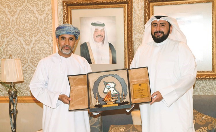 الشيخ د.باسل الصباح يقدم هدية تذكارية إلى د.أحمد المنظري (محمد هاشم)﻿