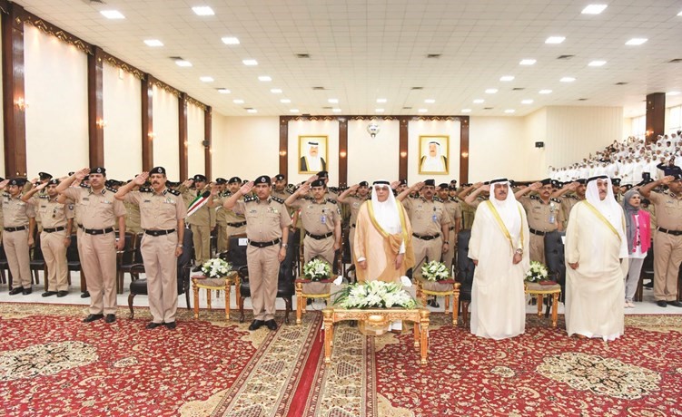 نائب رئيس مجلس الوزراء ووزير الداخلية متوسطا كبار القيادات الأمنية خلال أداء تحية العلم﻿