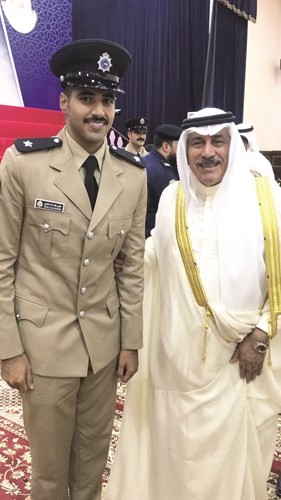 الفريق م.محمود الدوسري مباركا للملازم طلال الظفيري﻿