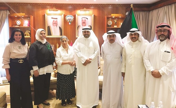 محمد الجبري مستقبلا الزملاء فاطمة حسين وعدنان الراشد ودهيران أبا الخيل وجاسم كمال وهبة الطويل وفاطمة العازمي﻿