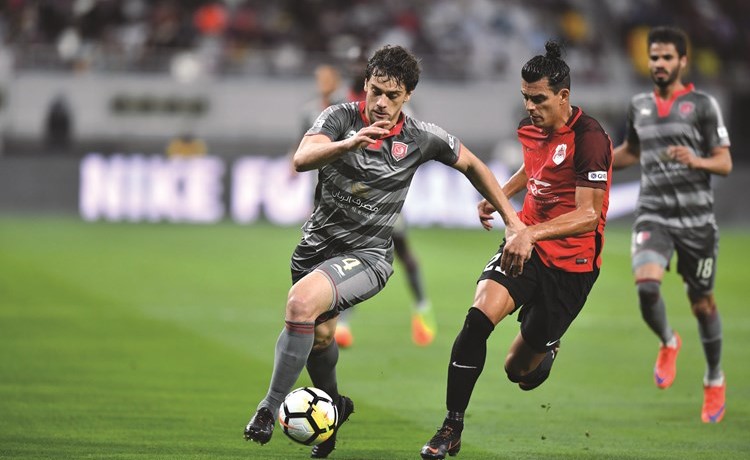 صراع على الكرة بين لاعب الدحيل لوكاس ومهاجم الريان سبستيان سوريا﻿