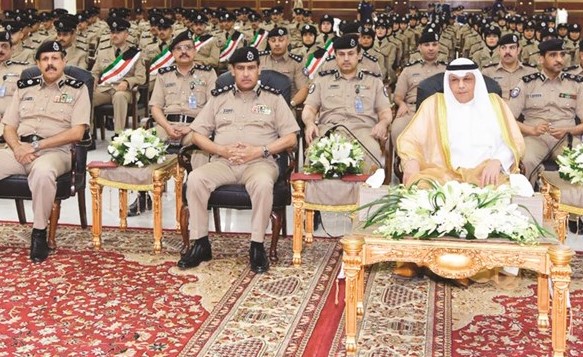 الشيخ خالد الجراح والفريق عصام النهام مع القيادات والخريجين خلال الحفل﻿
