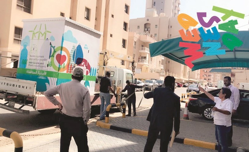 سناء الغملاس تشرف على تنزيل الحاويات البيئية﻿