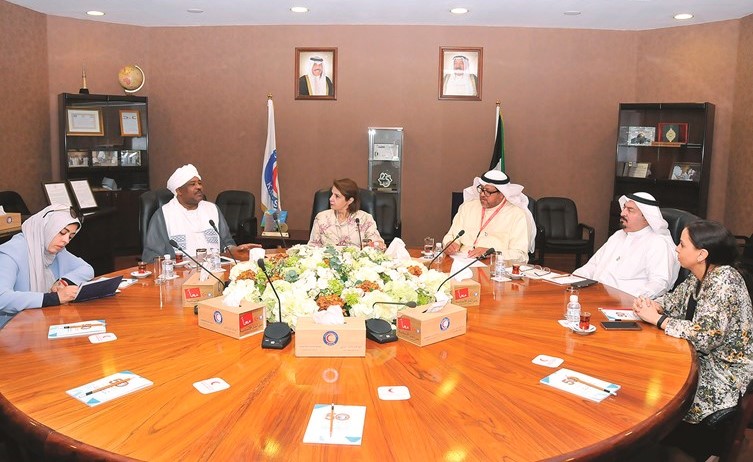 مها البرجس أثناء لقائها مع السفير السوداني محي الدين سالم﻿